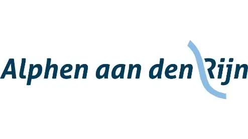 Logo van alphen aan den rijn, met de naam in blauwe tekst met een gestileerde blauwe boog over de laatste drie woorden.
