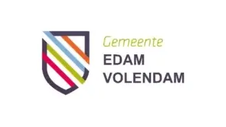 Logo van de gemeente edam volendam, met een gestreept schild in blauw, rood, geel en groen naast de tekst "gemeente edam volendam.