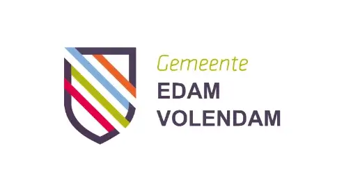 Logo van de gemeente edam volendam, met een gestreept schild in blauw, rood, geel en groen naast de tekst "gemeente edam volendam.