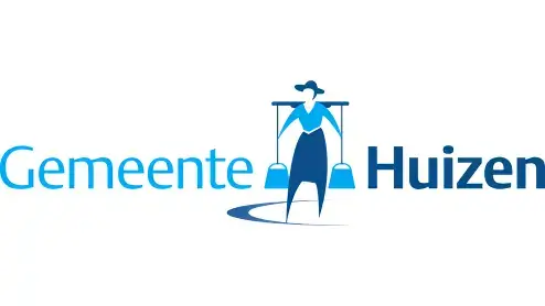 Logo van de Nederlandse gemeente Huizen, met een gestileerde figuur in traditionele kledij met visgereedschap in de hand, naast de tekst "gemeente huizen".