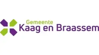 Logo van de gemeente Kaag en Braassem, met een gestileerd paars kruis naast de tekst in groen en paars.