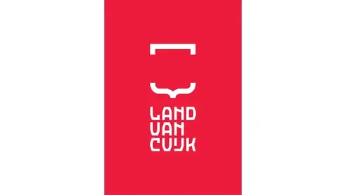 Rode banner met witte typografie met daarop "land van cuijk" onder een abstract logo bestaande uit een horizontale lijn en een gebogen lijn die een gezicht vormt.