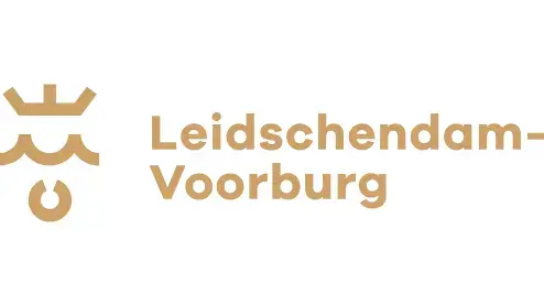Logo van Leidschendam-Voorburg met een kroon, drie golven en een vlam in een gouden kleurstelling, met daarnaast de naam van de gemeente geschreven.