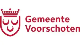 Logo van de gemeente Voorschoten, bestaande uit een rood schild met een kroon en twee lachende gezichten, vergezeld van de tekst "gemeente Voorschoten.