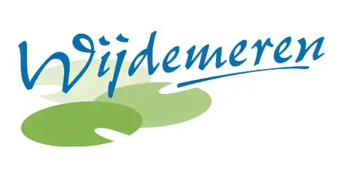 Logo van wijdemeren, met gestileerde blauwe tekst met daaronder groene en aqua abstracte watervormen.