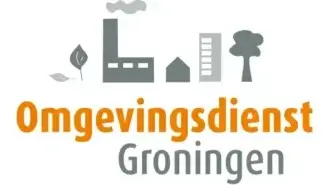 Logo van omgevingsdienst groningen met gestileerde industriële en natuurlijke elementen in grijs, met daaronder de naam in oranje.