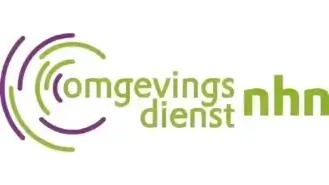 Logo van omgevingsdienst noord-holland noord met gestileerde cirkelvormige lijnen in groen en paars met de naam van de organisatie in groene tekst.