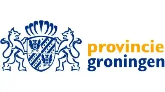 Logo van de provincie Groningen met een gestileerd wapen geflankeerd door twee leeuwen, in blauwe en witte kleuren, met de naam in oranje aan de rechterkant.