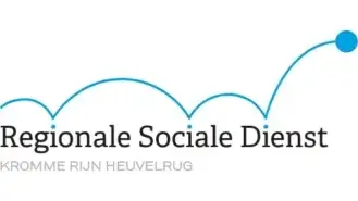 Logo van de regionale sociale dienst kromme rijn heuvelrug met een blauwe sinusgolflijn met een cirkel boven de laatste piek en gestileerde tekst eronder.