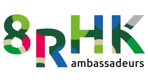 Logo van "8rhk ambassadeurs" met kleurrijke typografie in groen en rood, met abstracte designelementen.