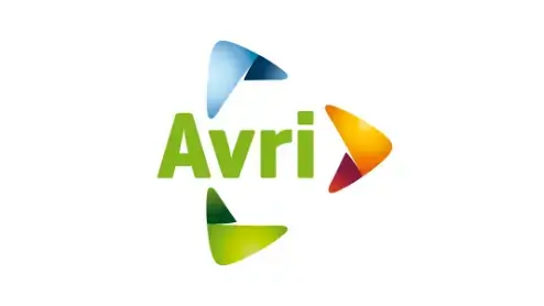 Logo van avri met gestileerde groene tekst met een veelkleurig vuurradontwerp eromheen.