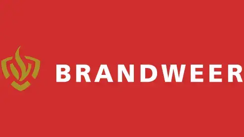 Logo brandweer: witte tekst met de spelling "brandweer" op een rode achtergrond met een gestileerd vlampictogram in geel en oranje boven de tekst.