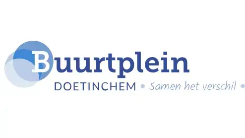 Logo van buurtplein doetinchem met gestileerde blauwe tekst en een cirkelvormige blauw-witte afbeelding, met de slogan "samen het verschil.