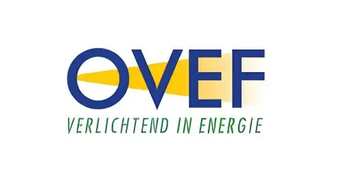 Logo van ovef met gestileerde blauwe en gele letters met daaronder de slogan "verlicht in energie".