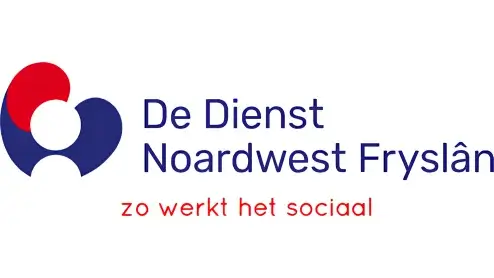 Logo van de dienst noardwest Fryslân, met een rode en blauwe abstracte vorm naast de tekst "de dienst noardwest Fryslân zo werkt het sociaal.