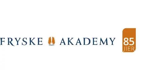 Logo van de Fryske Akademy met gestileerde tekst en een afbeelding van een open boek, met daarop in oranje de markering '85 jier' (85 jaar).