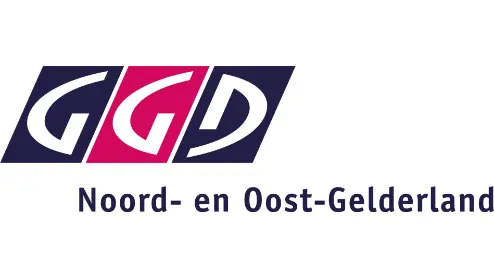 Logo van GGD Noord- en Oost-Gelderland, met gestileerde letters "GGD" in blauw met roze en blauwe accenten op een witte achtergrond.