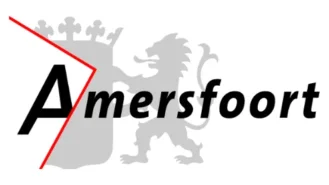 Logo met een grijze leeuw en een rode diagonale lijn over het woord "Amersfoort" in zwarte tekst.