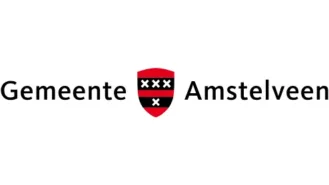 Logo van de gemeente Amstelveen met de tekst "Gemeente Amstelveen" met een rood en zwart schildembleem met daarop drie zilveren kruisen.