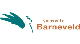 Logo van de Gemeente Barneveld, met een gestileerde groene kippenkop naast de tekst "gemeente Barneveld" in oranje.