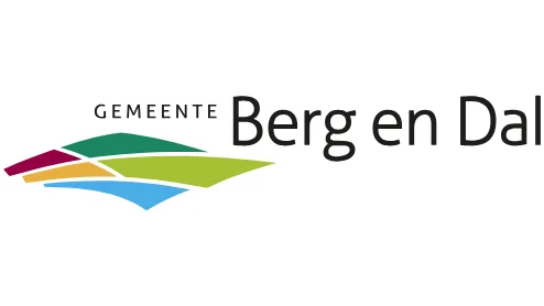 Logo van Gemeente Berg en Dal met een gestileerd grafisch element boven de tekst, met groene, blauwe, gele en rode kleuren.