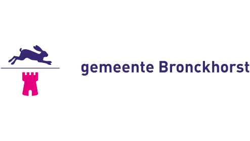 Logo van gemeente Bronckhorst met een gestileerde paarse ridder te paard boven de tekst "gemeente Bronckhorst" en een kasteeltorenicoon.