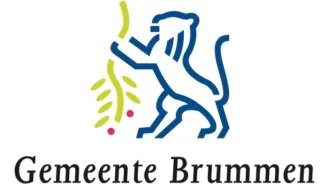 Logo van Gemeente Brummen met een gestileerde blauwe leeuw die in een groene boom met rode vruchten klimt, naast de tekst "Gemeente Brummen.
