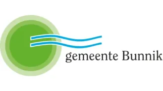 Logo van Gemeente Bunnik met een groene cirkel met drie blauwe golvende lijnen en de tekst "gemeente Bunnik" in grijs.