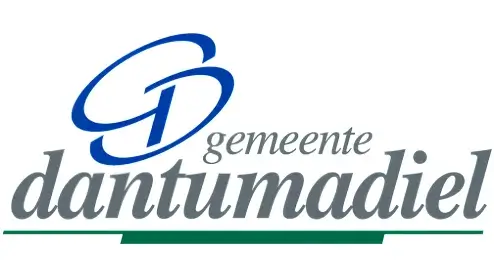 Logo van gemeente dantumadiel met een gestileerde blauwe "g" boven de naam in groene kleine letters, met een groene horizontale lijn eronder.