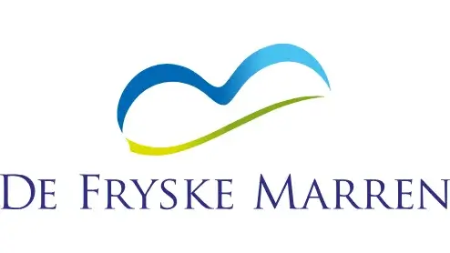 Logo van de Fryske Marren met een gestileerde blauwe golf met een groen accent boven de naam van de gemeente in paars lettertype.