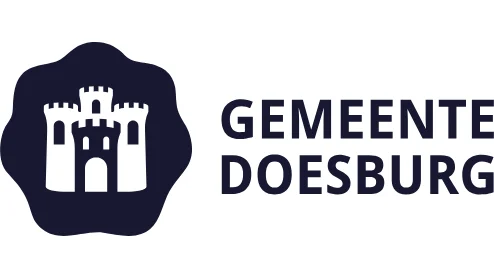 Logo van de Gemeente Doesburg met een gestileerd wit kasteelsilhouet in een donkerblauwe organische vorm, naast de tekst "GEMEENTE DOESBURG" in hoofdletters.