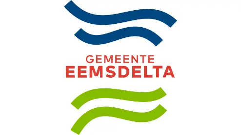 Logo van gemeente eemsdelta met drie golvende lijnen in blauw en groen boven de rode tekst "gemeente eemsdelta.