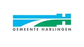 Logo van gemeente harlingen met gestileerde blauwe en groene golven met de tekst "gemeente harlingen" naast een grafisch element.