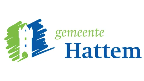 Logo van de gemeente Hattem, voorzien van een gestileerd groen en blauw ontwerp met een gebouw en bomen naast de tekst "gemeente Hattem.