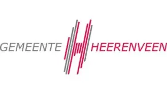 Logo van gemeente heerenveen met gestileerde rode en grijze verticale lijnen tussen de tekst "gemeente" en "heerenveen.