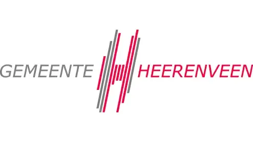 Logo van gemeente heerenveen met gestileerde rode en grijze verticale lijnen tussen de tekst "gemeente" en "heerenveen.