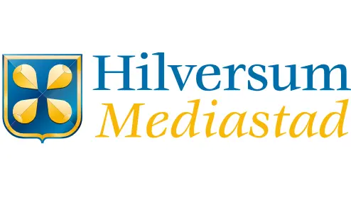 Logo van Hilversum Mediastad, met een blauw schild met een geel propellerachtig symbool en de tekst "Hilversum Mediastad" in blauw en geel.