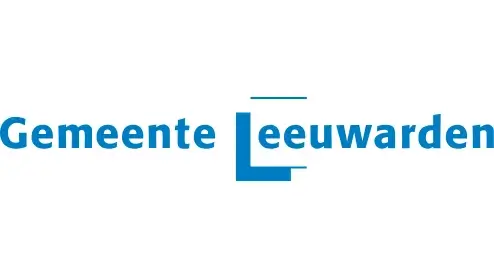 Logo van gemeente leeuwarden met de naam in blauwe tekst met daarnaast een gestileerde blauwe 'l' graphic.