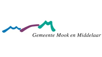 Logo van Gemeente Mook en Middelaar met gestileerde blauwe en groene golvende lijnen gevolgd door een paarse vorm, met daaronder de naam in zwarte tekst geschreven.