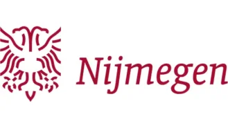 Rood logo met een gestileerd leeuwsymbool naast het woord 'Nijmegen' in een vet, schreefloos lettertype.