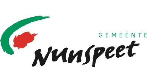 Logo van de gemeente Nunspeet met een gestileerde groene streep en rode vlek boven het woord "Nunspeet" in zwart schrift.