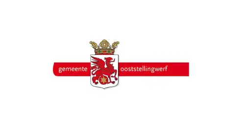 Logo van de gemeente Ooststellingwerf, bestaande uit een wit schild met een rode leeuw, bekroond met een gouden kroon, op een rode banier met witte tekst.