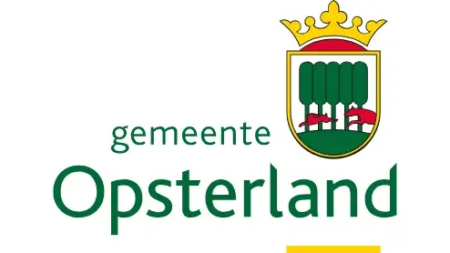 Logo van de gemeente Opsterland met een schild met bomen en gebouwen, met daarboven een kroon, en daaronder de tekst gemeente Opsterland.
