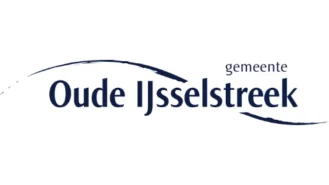 Logo van Gemeente Oude IJsselstreek, met gestileerde blauwe tekst en een gebogen lijn boven de naam.