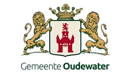 Wapenschild van Oudewater met in het midden een schild met een rood kasteel, geflankeerd door twee gouden leeuwen, bekroond met een kroon, en daaronder de tekst "Gemeente Oudewater".