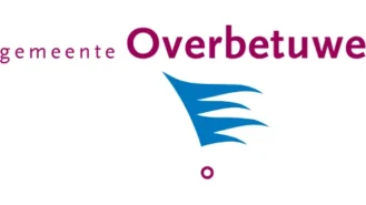 Logo van de gemeente Overbetuwe, met de gestileerde tekst "gemeente Overbetuwe" in paars en een blauw abstract vleugelachtig ontwerp.
