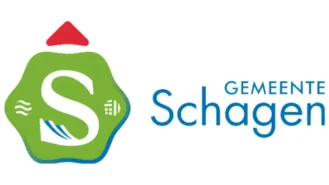 Logo van de gemeente Schagen, met een gestileerde groene 'S' in een zeshoek met rode klep, naast de tekst 'Gemeente Schagen.