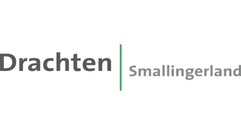 Logo met het woord 'drachten' in dikke grijze letters met een verticale groene lijn, gevolgd door 'smallingerland' in een kleiner grijs lettertype.