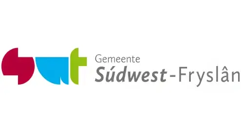 Logo van gemeente súdwest-fryslân met abstracte vormen in rode en blauwe kleuren naast de tekst in grijs.
