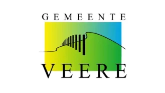 Logo van de gemeente Veere, met gestileerde verticale lijnen die lijken op een hek of bouwwerk tegen een gradiëntblauwe en groene achtergrond, met de woorden "Gemeente Veere" weergegeven.